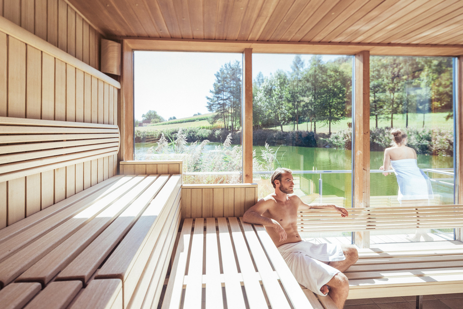In der Sauna entspannen und den Urlaub im Hotel Oasis Loipersdorf genießen