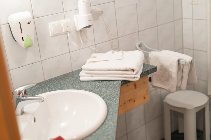 Badezimmer mit Duschkabine und separatem WC im Hotel Oasis Loipersdorf