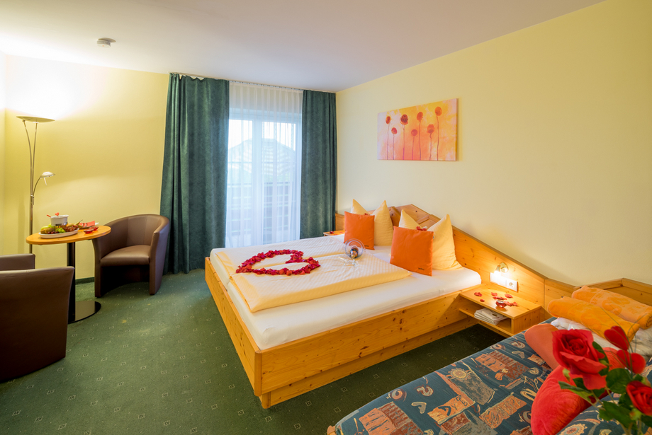 Die geräumigen Zimmer im Hotel Oasis liegen südseitig in Richtung Therme Loipersdorf
